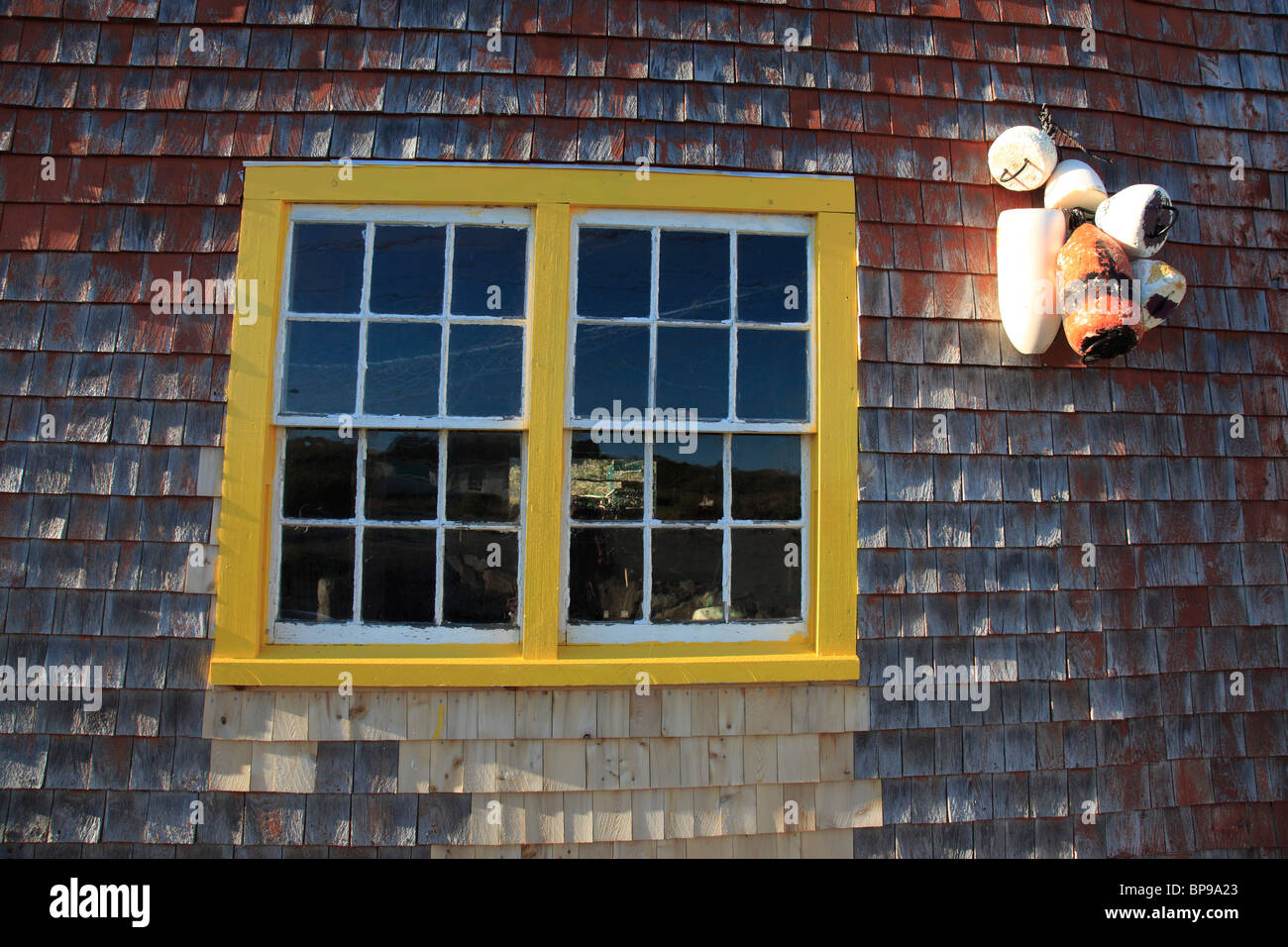 Fenster bei Fish Shack in Peggys Cove, Nova Scotia, Kanada, Nordamerika. Foto: Willy Matheisl Stockfoto