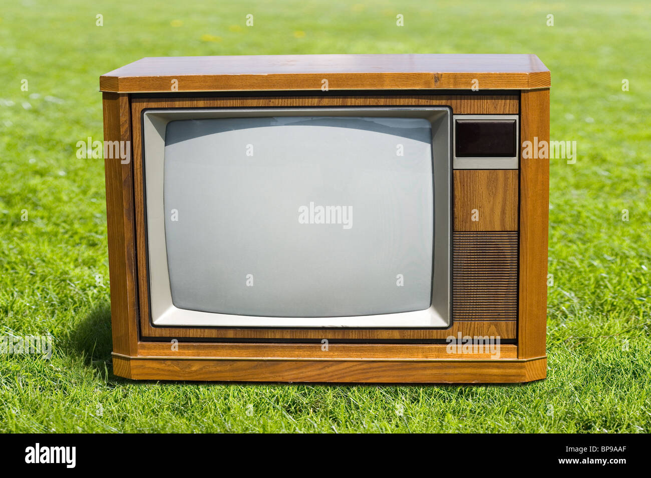 Altmodischer Fernseher und grasgrün Stockfoto