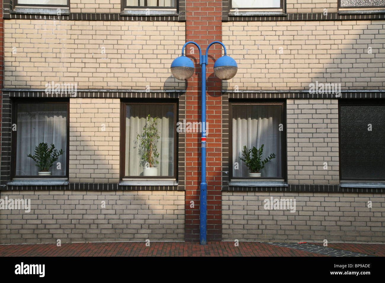 blaue Straßenlaternen, Backsteinfassade, Norddeutschland Stockfoto