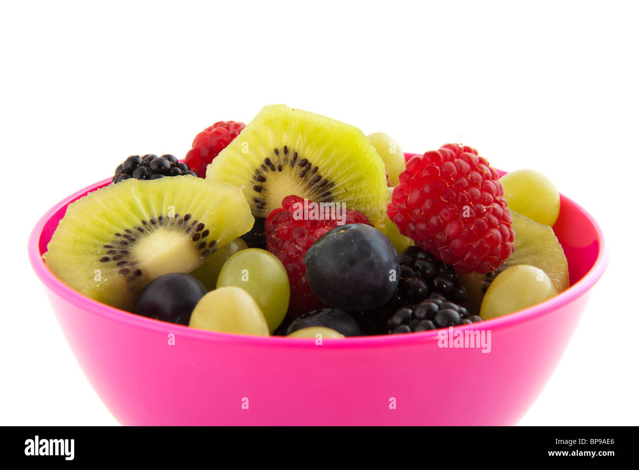 Blaues Glas Coupé mit frischen sommerlichen Früchten Stockfoto