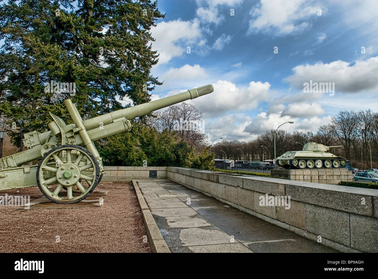 Kanonen und Panzer auf dem Display an das Sowjetische Ehrenmal Tiergarten Berlin Deutschland Stockfoto