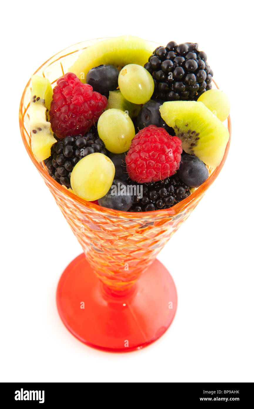 Frische und leckere Mischung aus Sommer Obst im Glas coupe Stockfoto