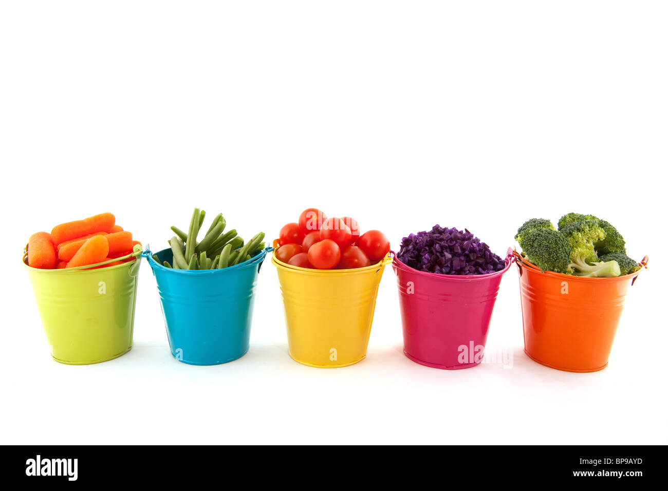 Kleine Metall Eimer mit frischem Gemüse auf weißem Hintergrund Stockfoto