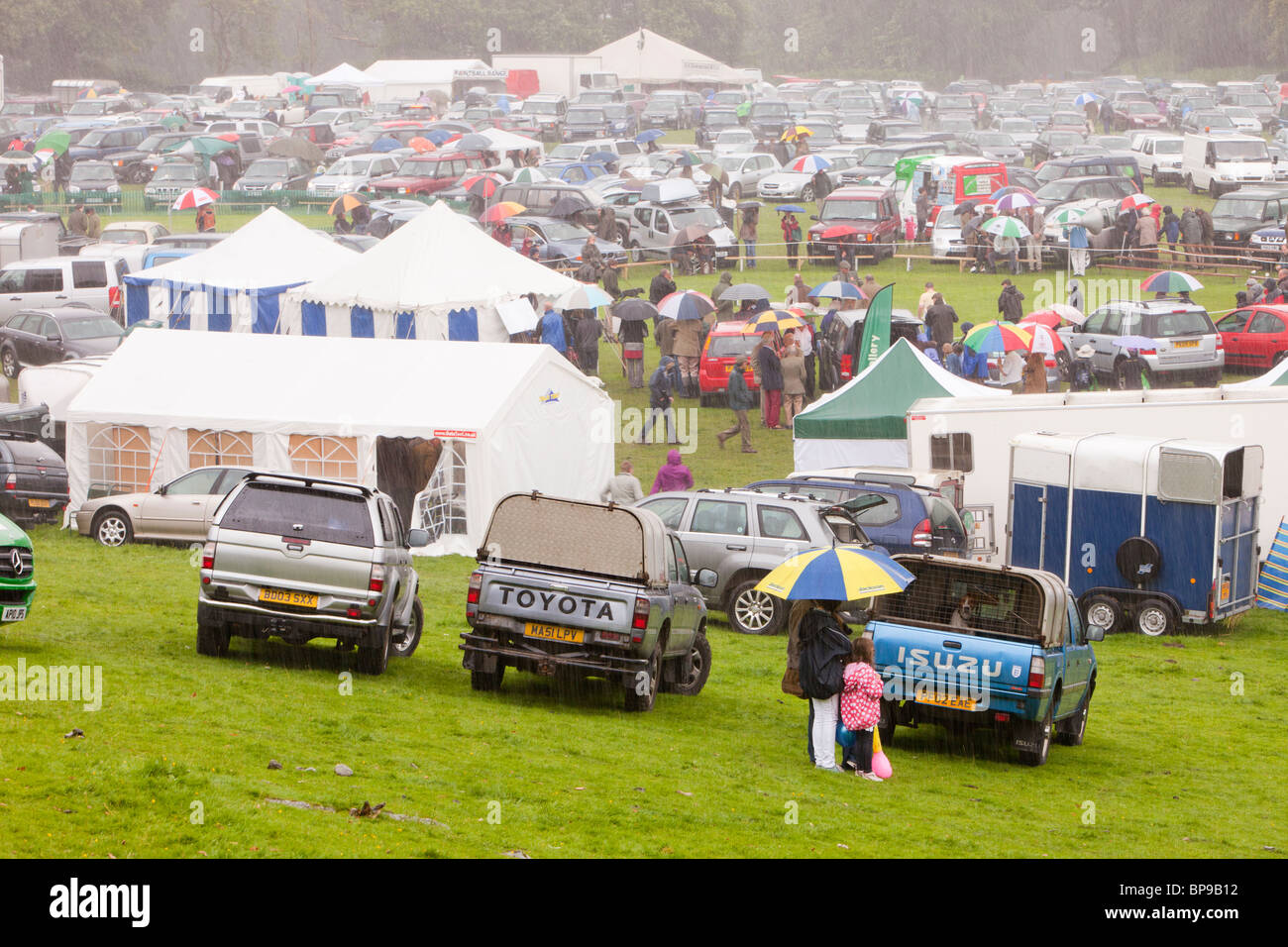 Es wäre keine britische Sommer ohne eine Show wird auf regnete. Zuschauer nehmen Zuflucht bei der Vale Rydal show Stockfoto