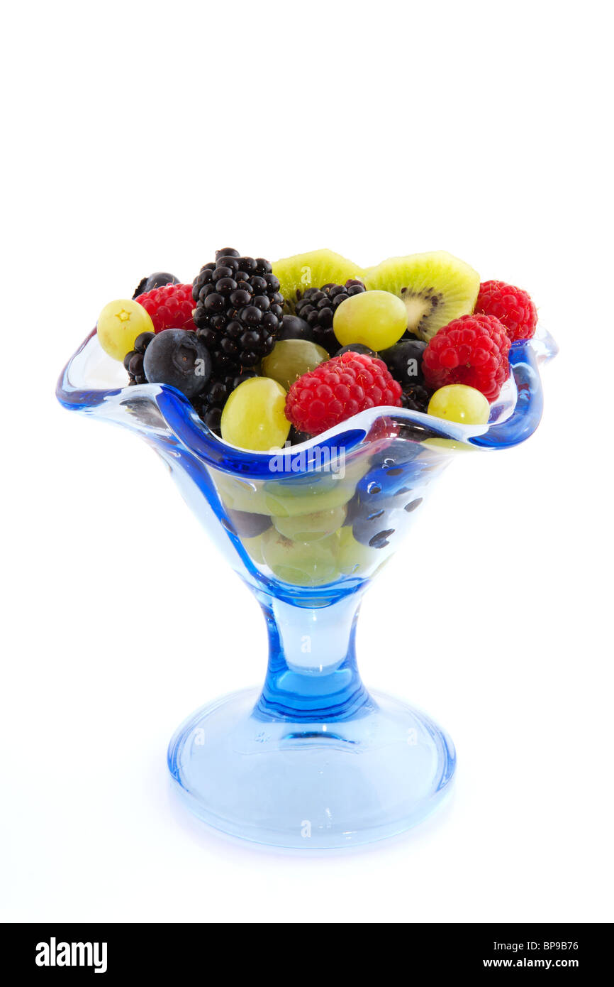 Blaues Glas Coupé mit frischen sommerlichen Früchten Stockfoto