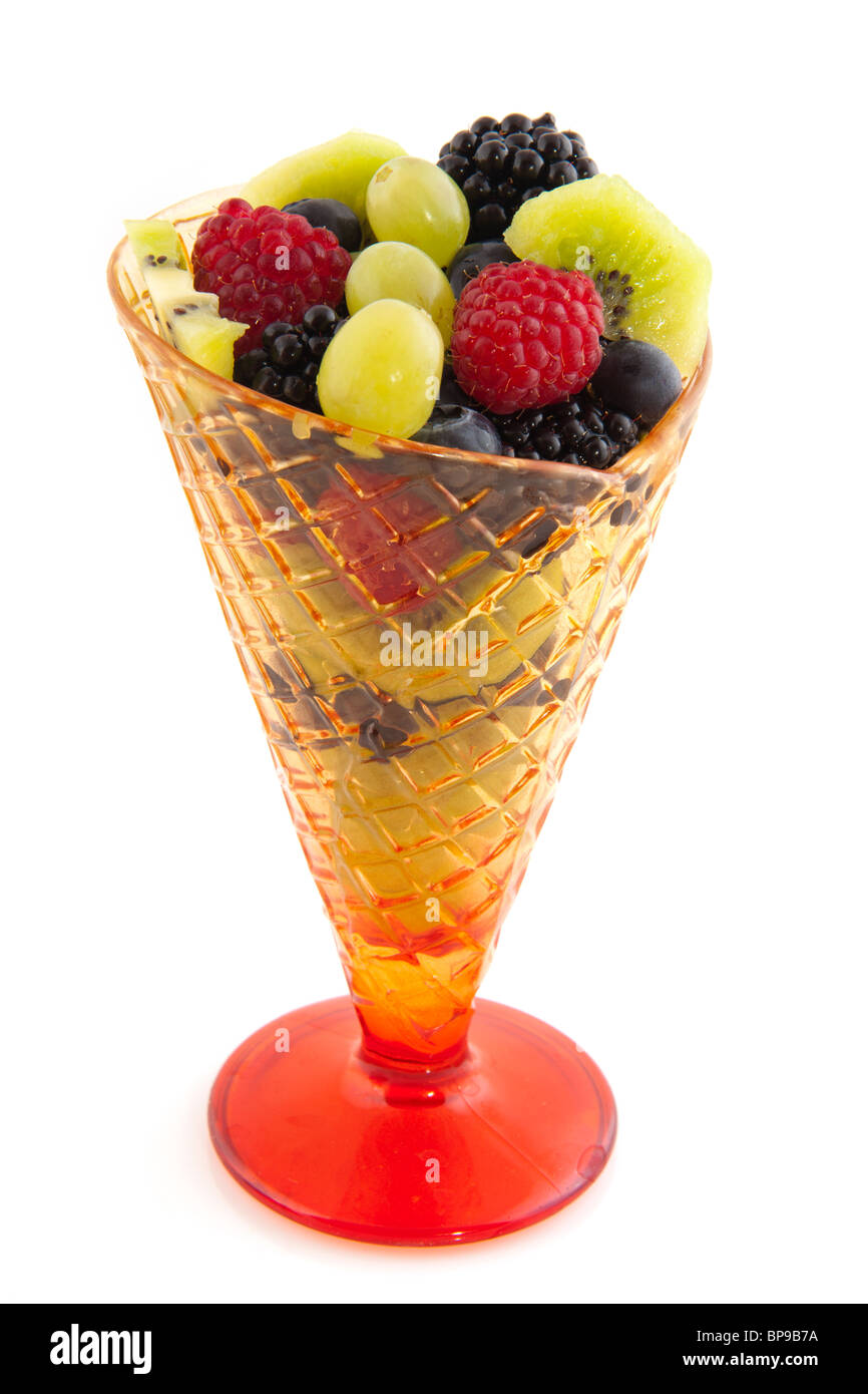Orange Glas-Coupé mit frischen sommerlichen Früchten Stockfoto