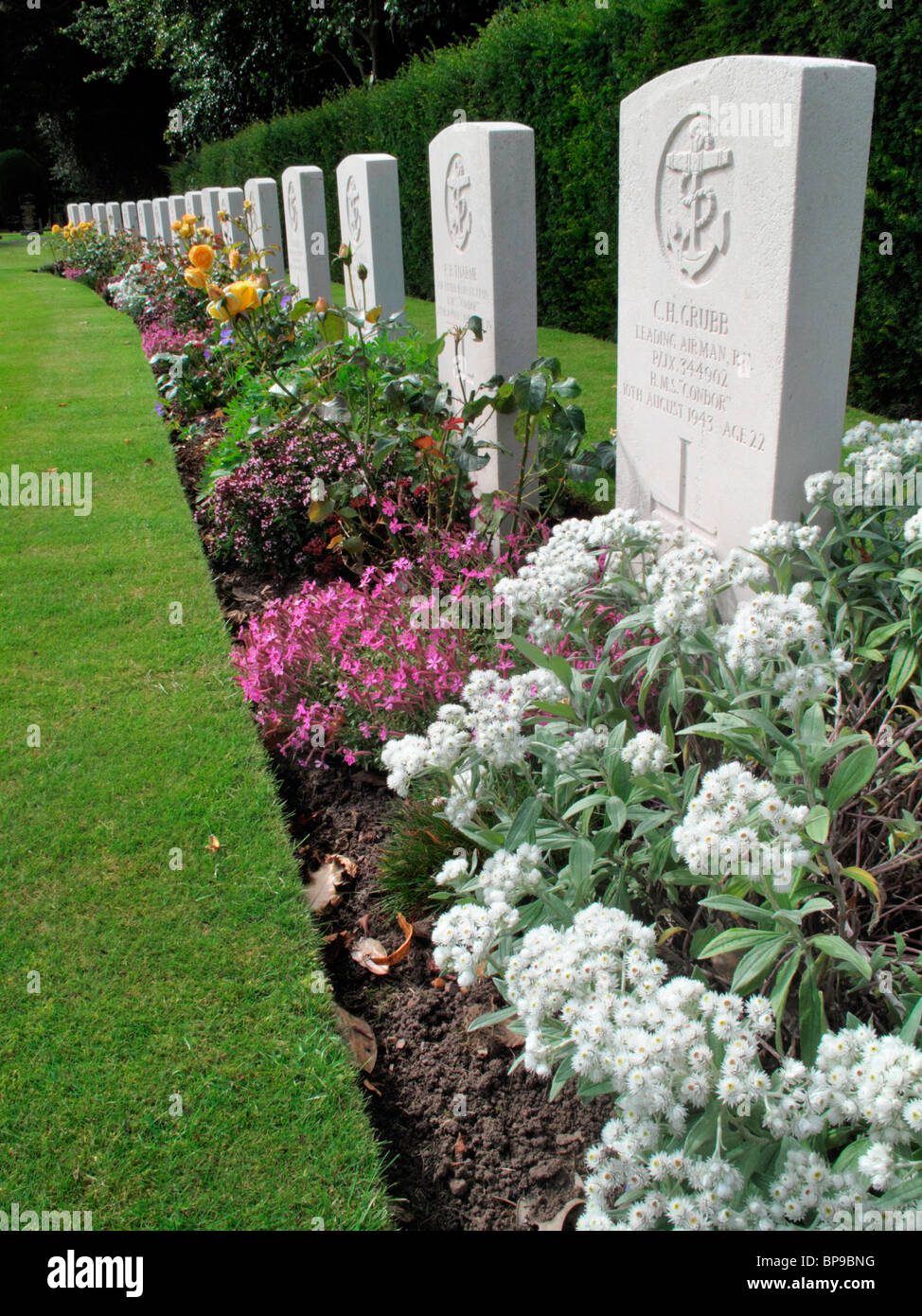 Eine Reihe von Grabsteinen der Marine und RAF-Männer, die während des zweiten Weltkrieges ums Leben kamen. Stockfoto