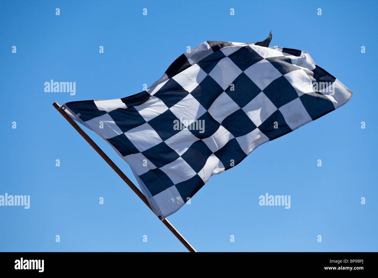 Karierte Flagge und blauer Himmel Stockfoto