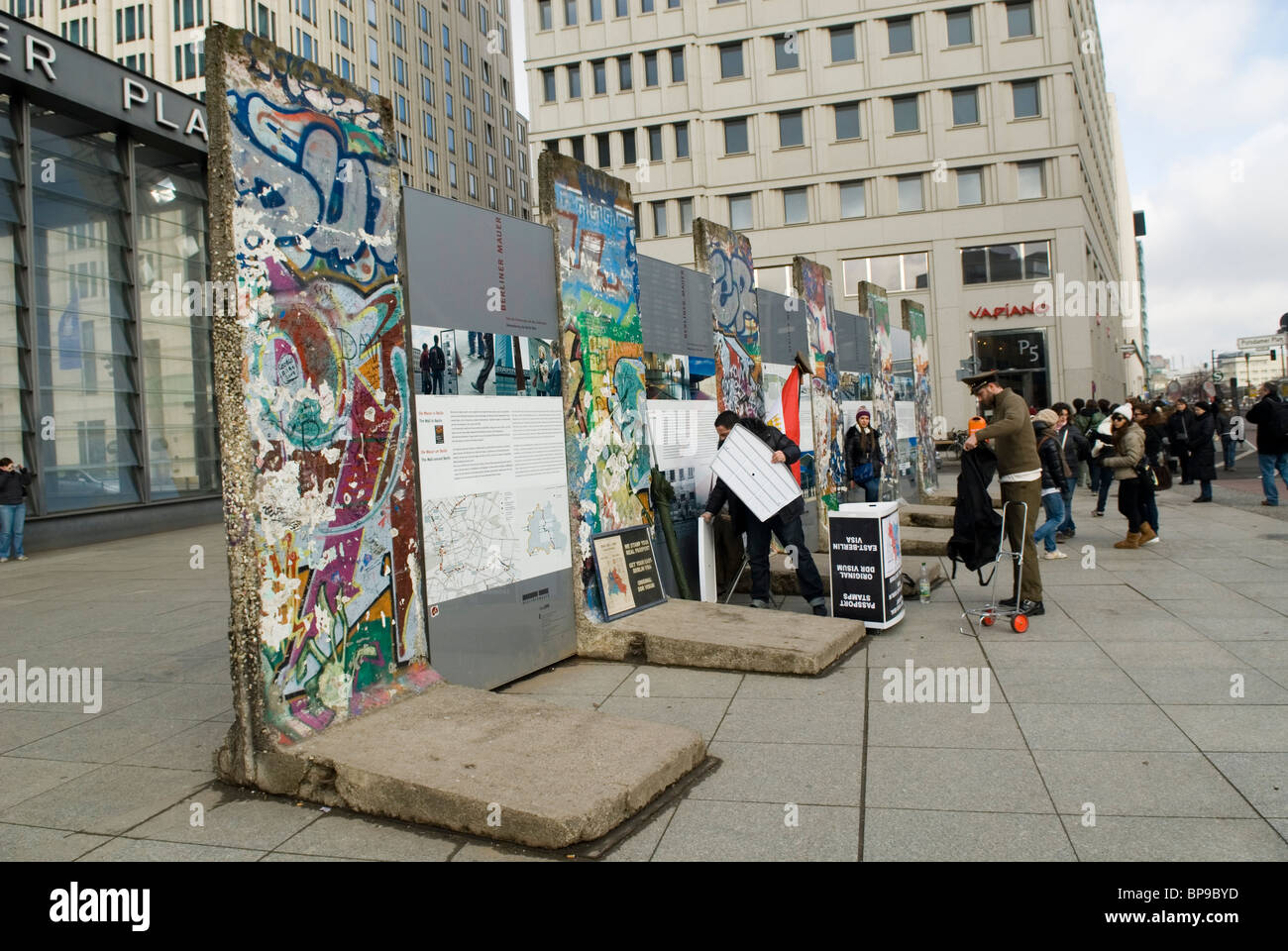 Touristen, die gerade die Berliner Mauerstücke in Berlin City Deutschland Stockfoto