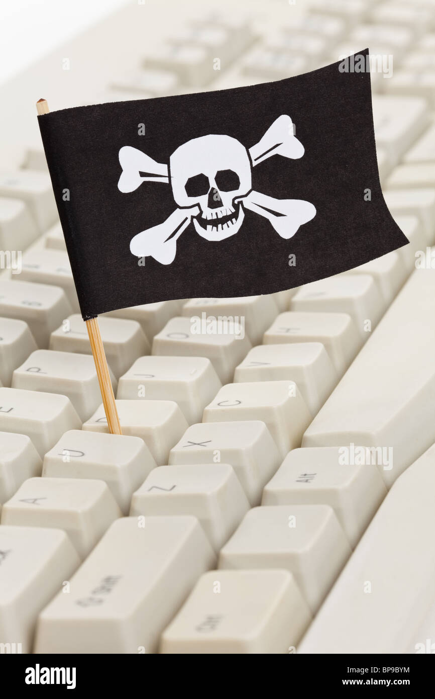 Piraten Sie-Flagge und Computer-Tastatur, Konzept der Computer-Hacker Stockfoto