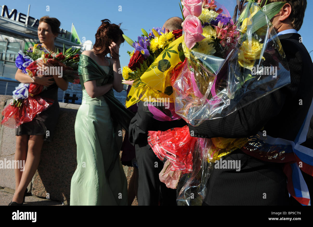 Eine Hochzeitsfeier an der Peter und Paul Fortress vom Fluss Newa, Sankt Petersburg, Russland Stockfoto