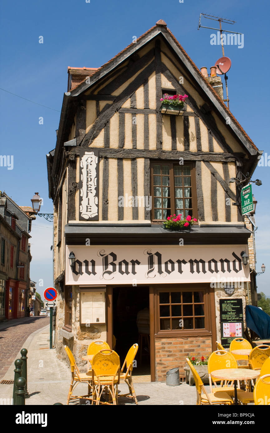 Ein Restaurant und eine Bar an einem sonnigen Tag in Domfront, Frankreich Stockfoto