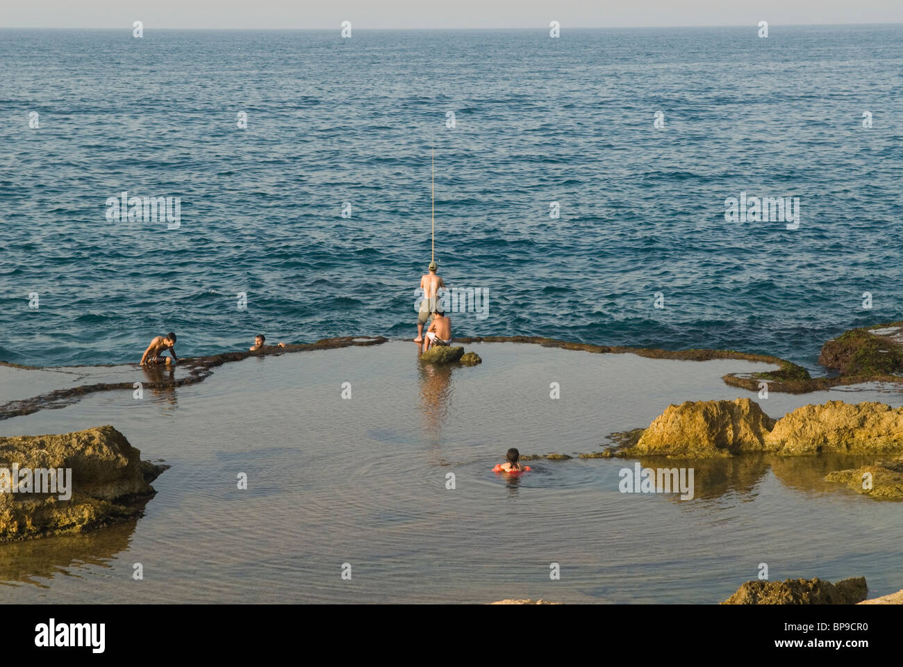 Menschen, Angeln und Schwimmen im Mittelmeer in Beirut Libanon Nahost Asien Stockfoto