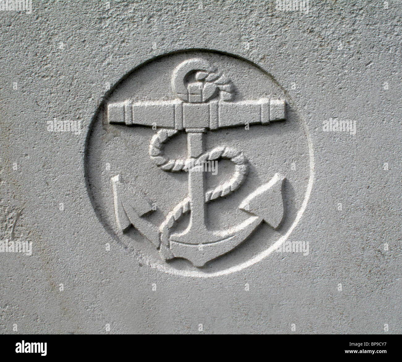 Die Marine Symbol eines Ankers auf einem Grabstein eines Marineoffiziers getötet während des zweiten Weltkriegs. Stockfoto