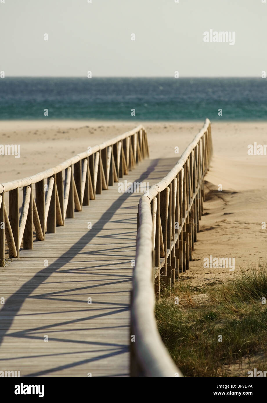 Tarifa, Cádiz, Andalusien, Spanien; Dos Mares Strand vor Hotel Dos Mares entlang der Costa De La Luz Stockfoto