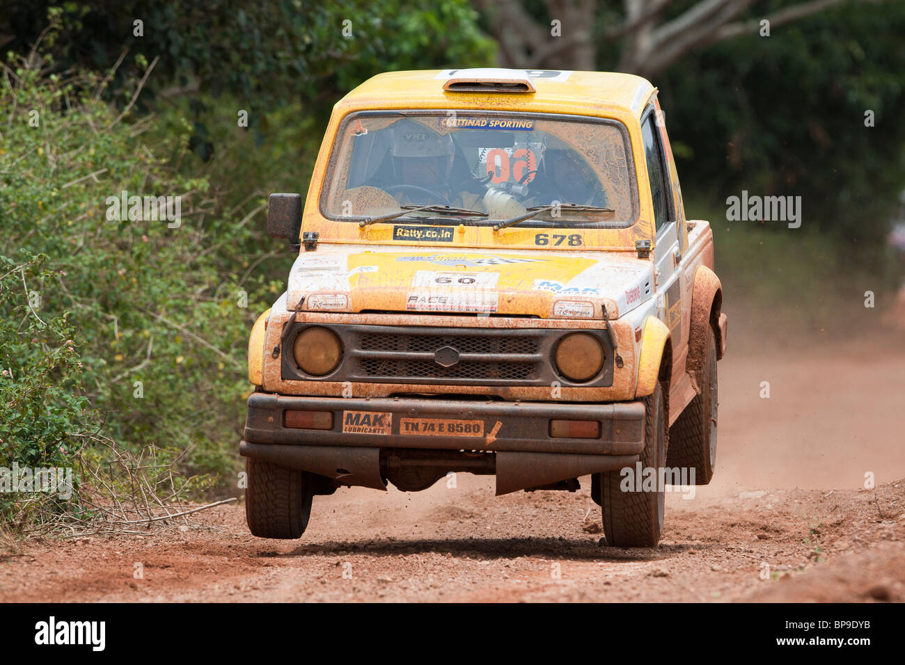 Ein Jeep auf einer Bühne von Bangalore Runde der 2009 Indian National Rally Championship springen Stockfoto