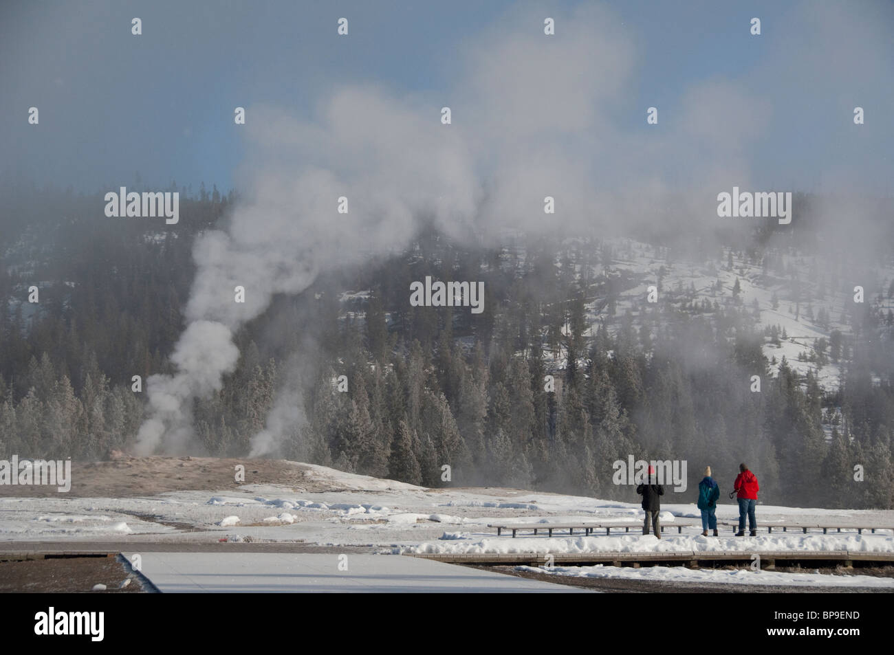 USA, Wyoming. Yellowstone National Park, Old Faithful Geysir. Am frühen Morgen Ausbruch im Winter. Stockfoto