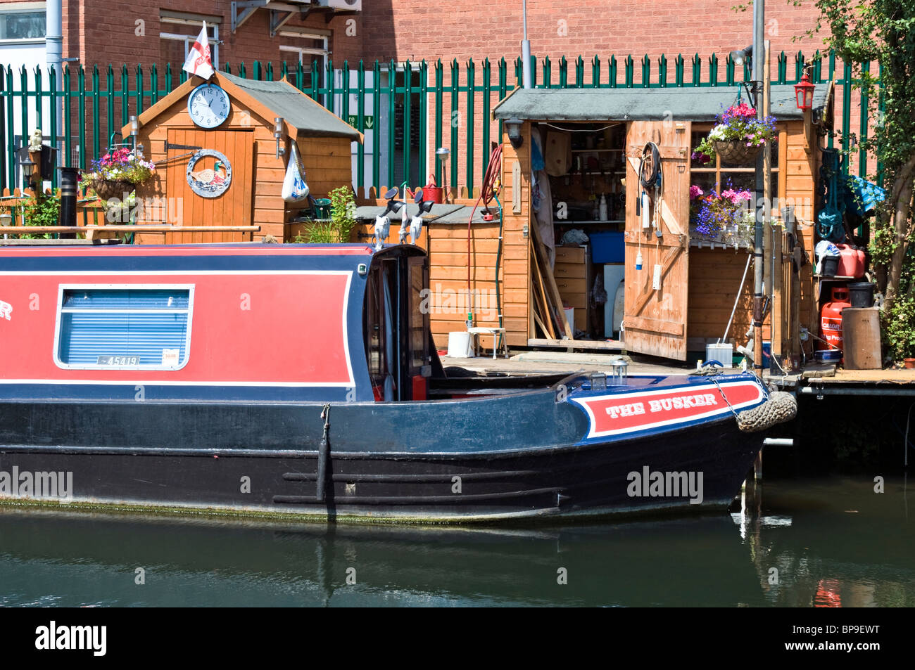 Longboat vertäut am Fluss Lee Navigation Kanal, Hertfordshire, Vereinigtes Königreich Stockfoto