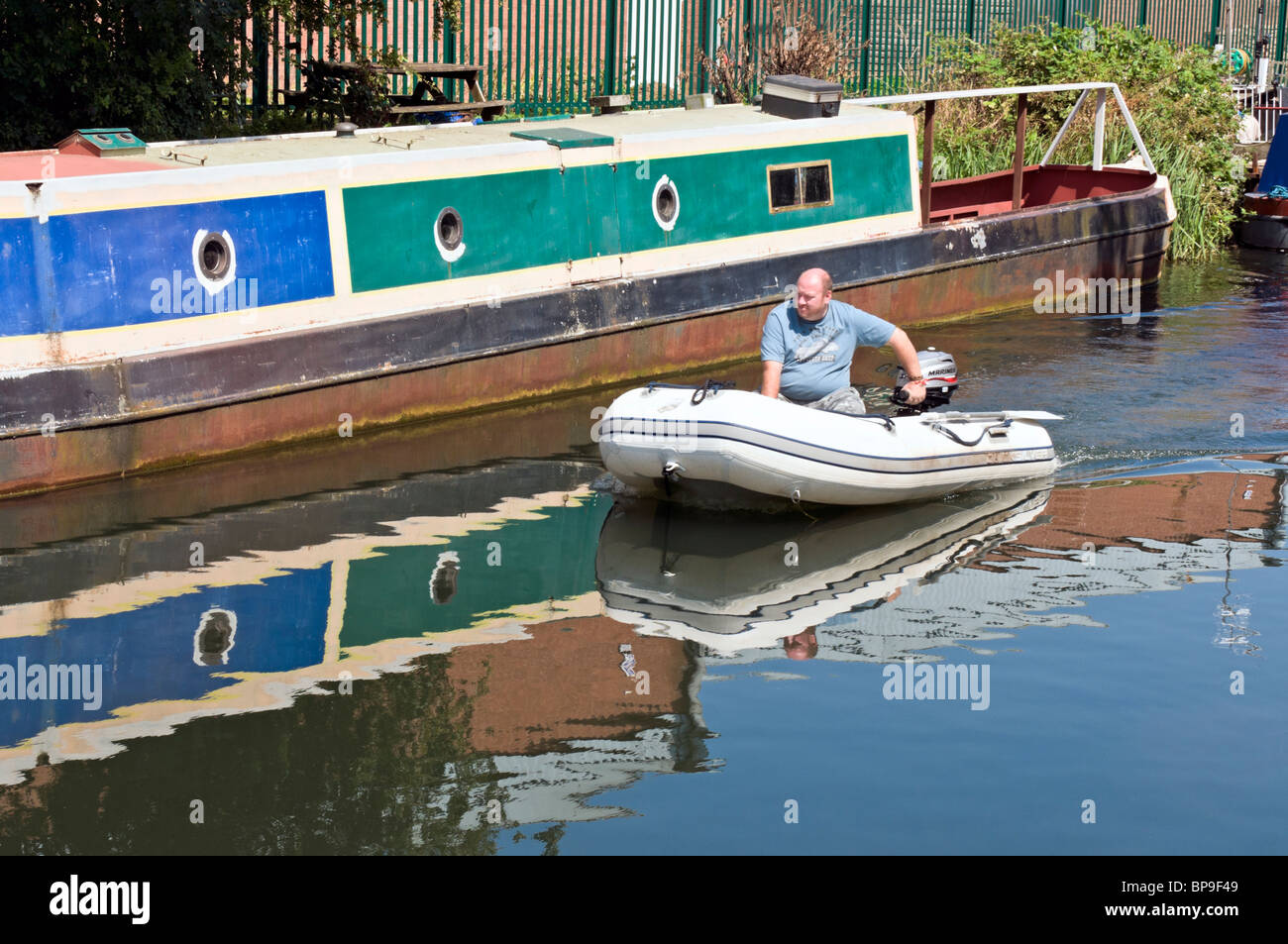 Mann, Segeln auf einer Jolle entlang des Flusses Lee Navigation Kanals, Hertfordshire, Vereinigtes Königreich Stockfoto