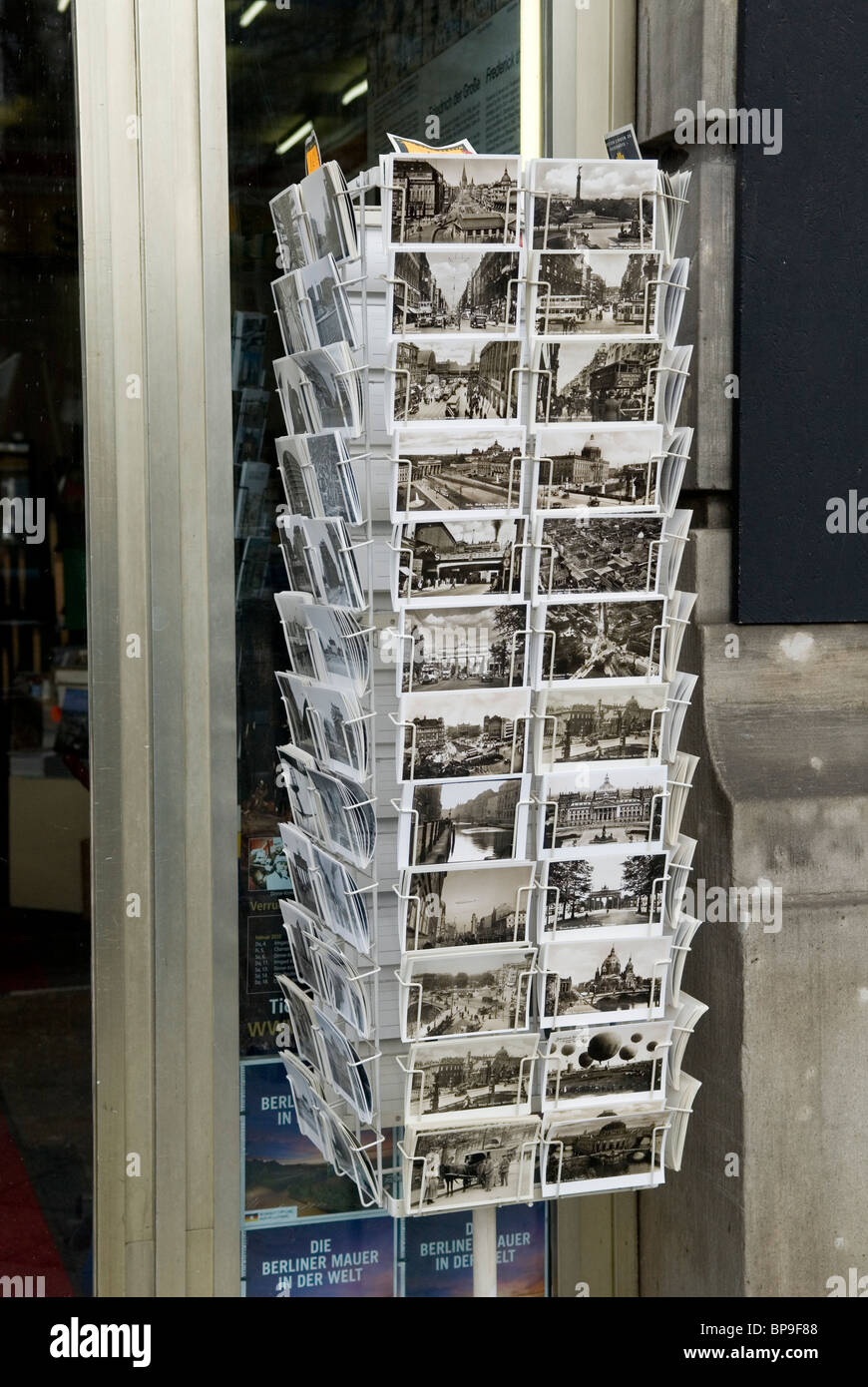 Postkarten stehen außen Souvenir-Shop in Berlin-Deutschland Stockfoto
