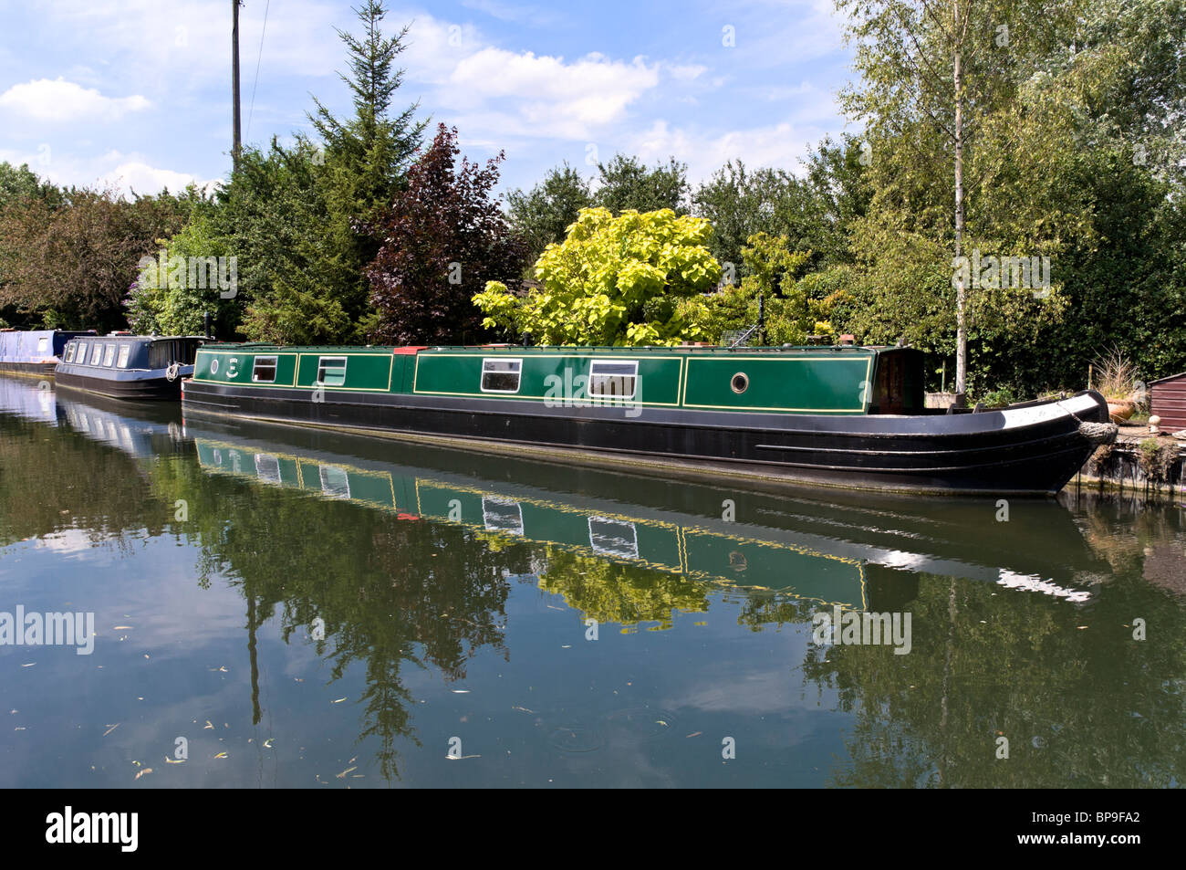 Narrowboats festgemacht an der Seite des Flusses Lee Navigation Canal, Hertfordshire, Vereinigtes Königreich Stockfoto