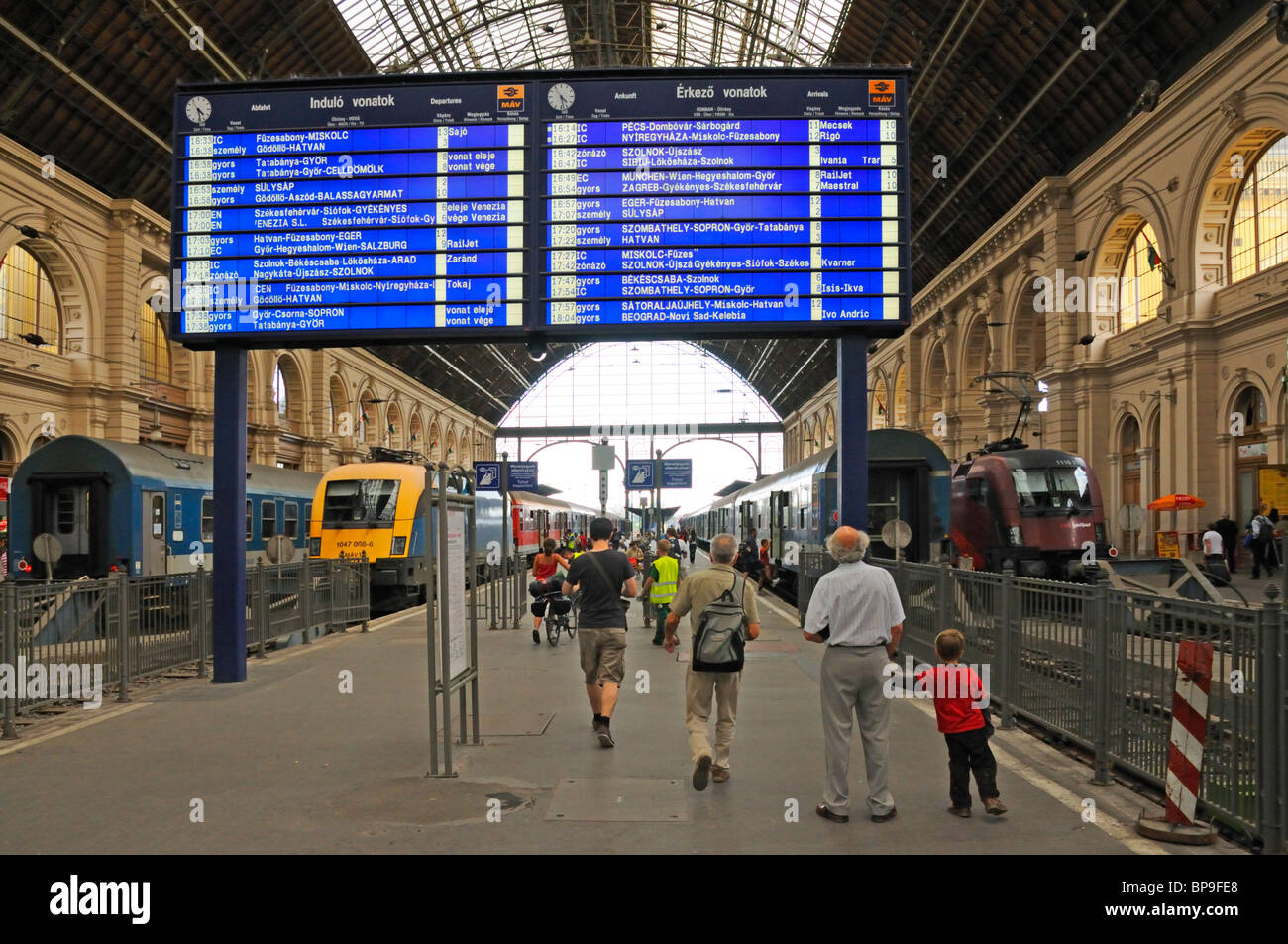 Budapest Ungarn Keleti Palyaudvar Bahnhof Anzeigentafel Und Zuge Stockfotografie Alamy