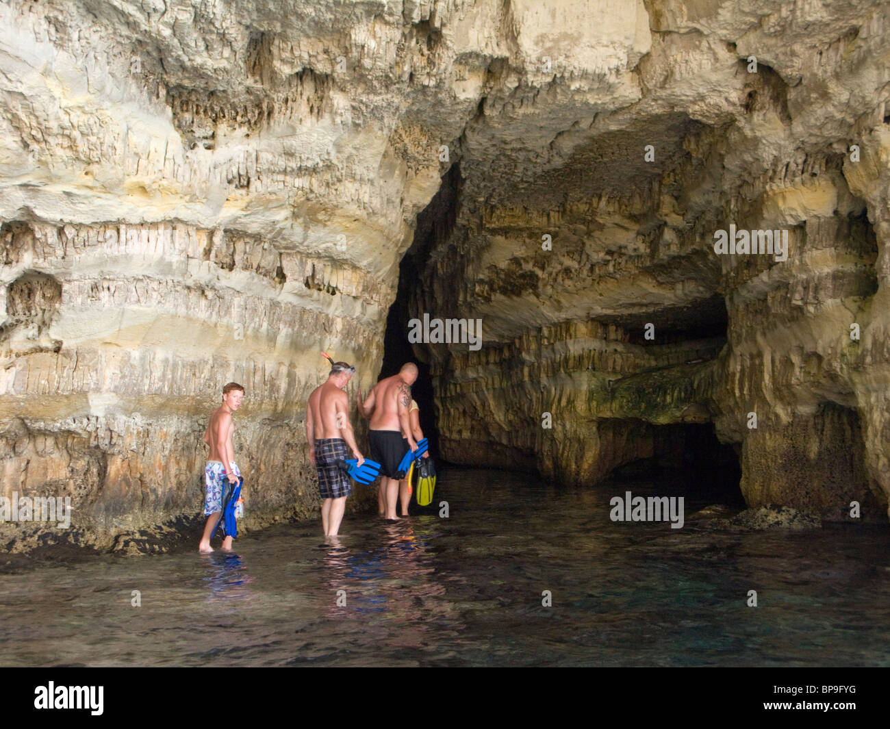 Touristen, die Eingabe einer großen natürlichen Höhle an den Meeresgrotten, Cavo Greco, nicht weit von Ayia Napa, Zypern. Stockfoto