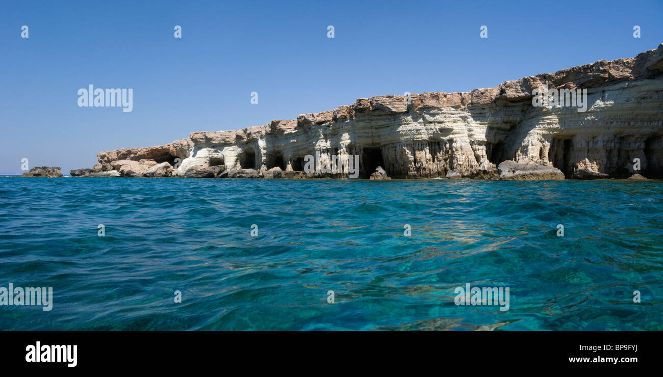 Die Meeresgrotten, Cavo Greco, nicht weit von Ayia Napa, Zypern. Menschen auf See nennen manchmal dies den Palast, durch seine Optik. Stockfoto