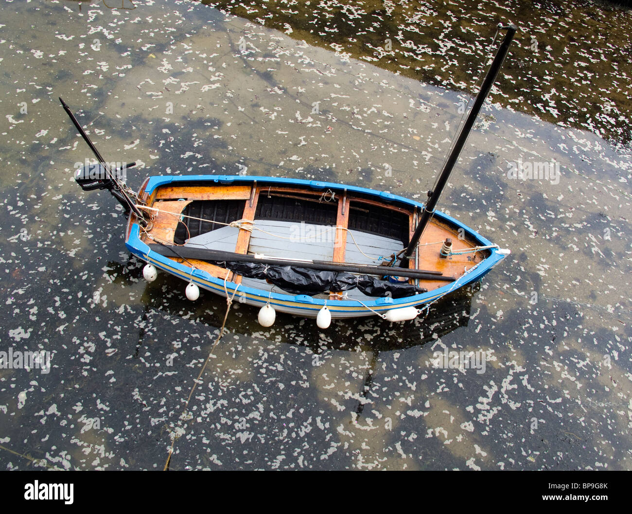 Ein kleines Fischerboot in Lynton Hafen an der Nordküste von Devon Stockfoto