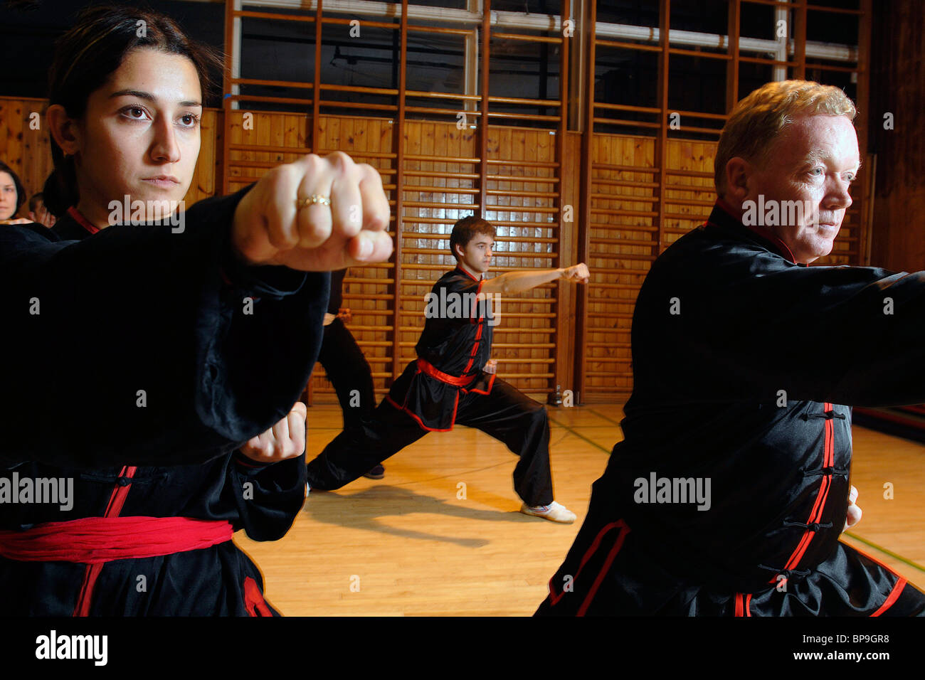 Roya Nikkhah mit Wushu-Trainer John Read bei Rushcliffe Leisure Centre in Nottingham, 28.03.2007 Stockfoto