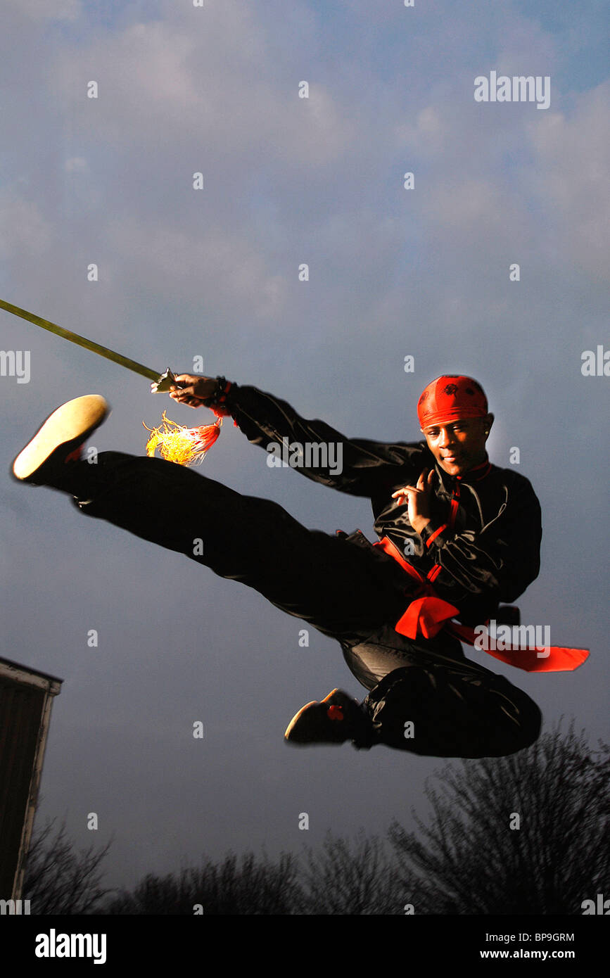 Stefan Parkes,(15), führt 'Jian Shu'-Wushu gerades Schwert bei Rushcliffe Leisure Centre in Nottingham Stockfoto