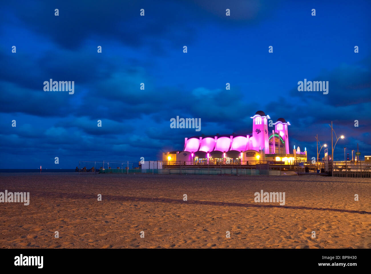 Wellington Pier gefangen in der Nacht in Great Yarmouth, Norfolk Stockfoto