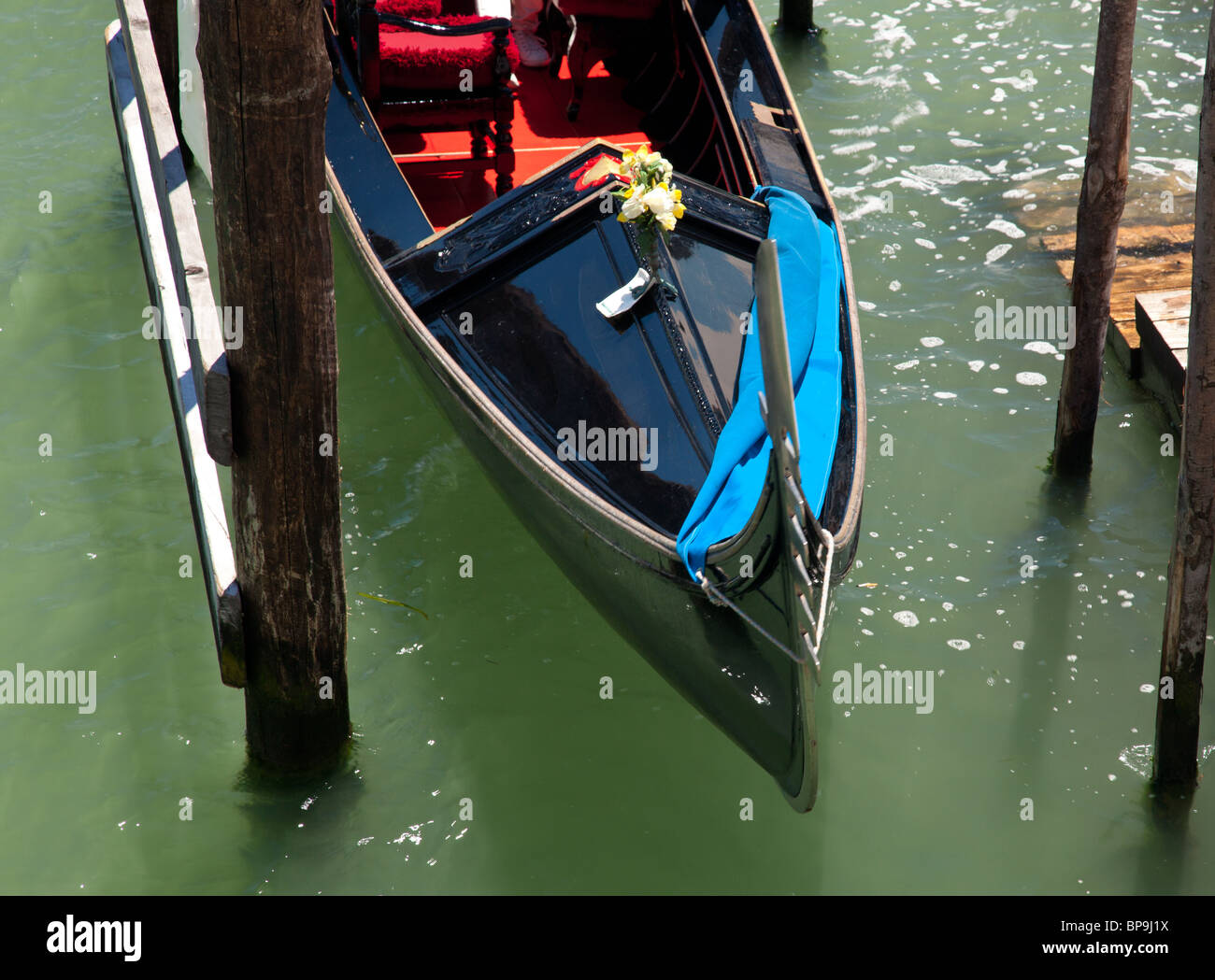 Gondel vertäut an Seite des Canal in Venedig Stockfoto