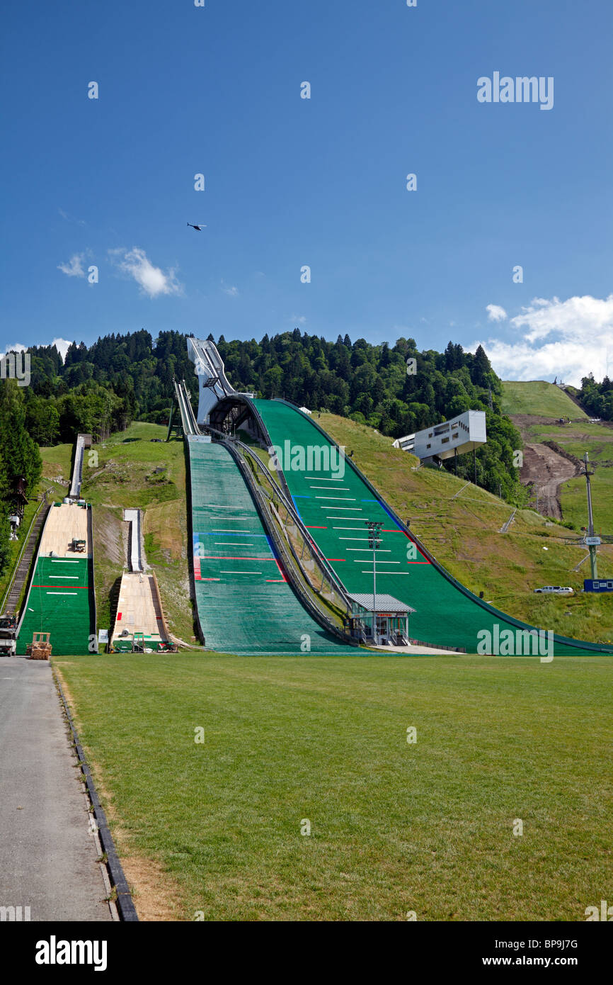 Die Sprungschanzen am Olympia Skistadion in Garmisch-Partenkirchen, Bayern, Deutschland. Stockfoto