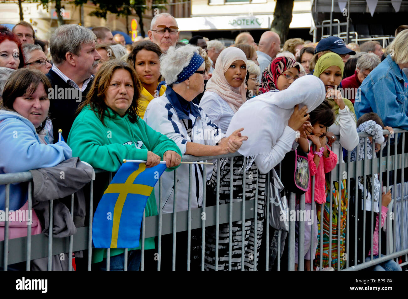 Menschenmenge wartete für Schwedens Königsfamilie am Jerntorget in Örebro Stockfoto