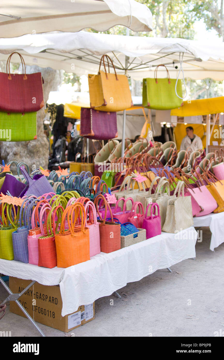 stall-auf-saint-tropez-markt-am-place-carnot-angrenzend-an-die