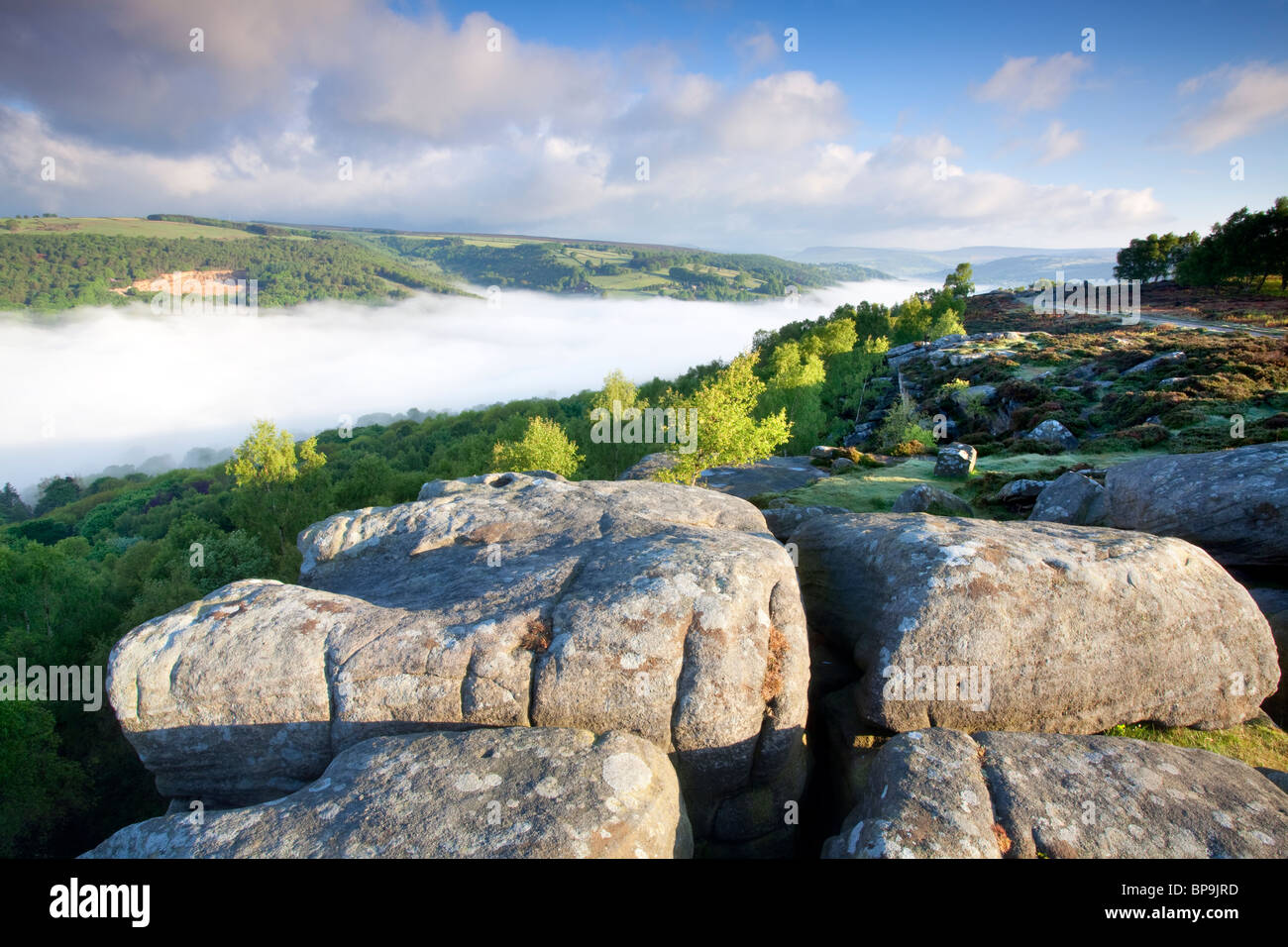 Froggatt Kante an der ersten Ampel am Morgen mit Nebel füllt das Tal im Mai Stockfoto