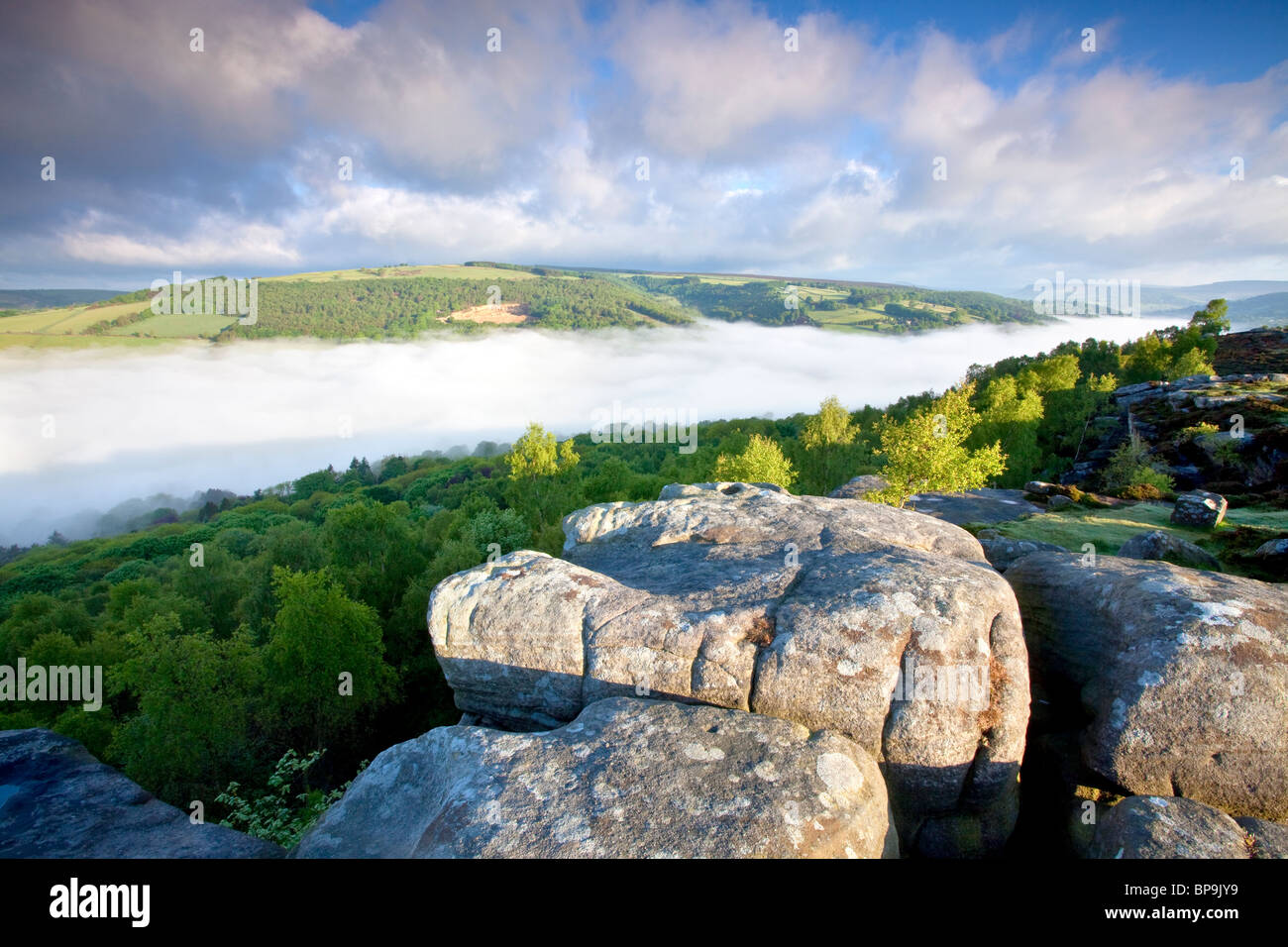 Froggatt Kante an der ersten Ampel am Morgen mit Nebel füllt das Tal im Mai Stockfoto