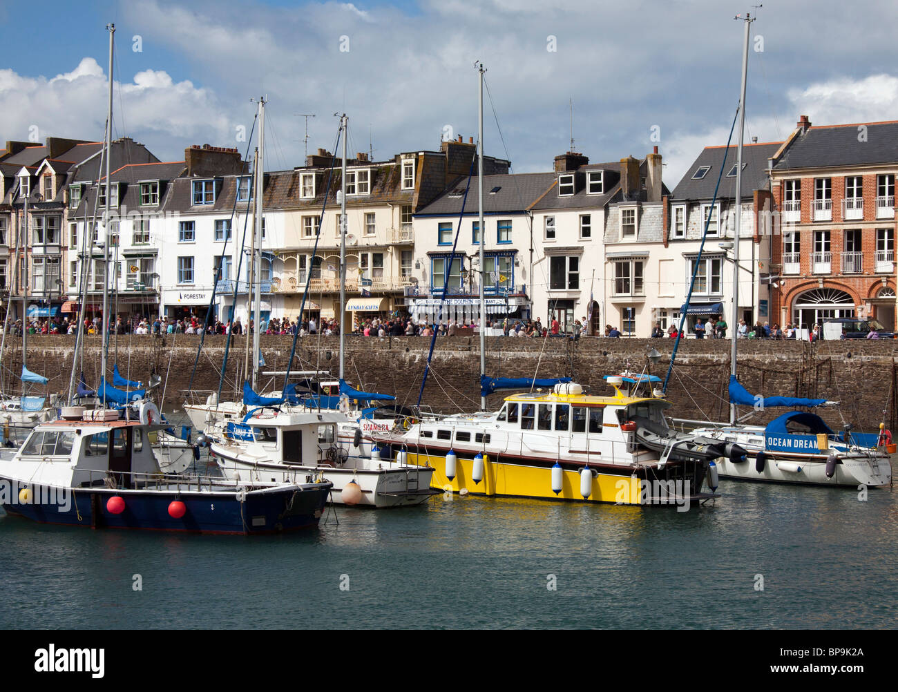 Angeln, Boote und Yachten vor Anker im Hafen von Ilfracombe an der Nordküste von Devon Stockfoto