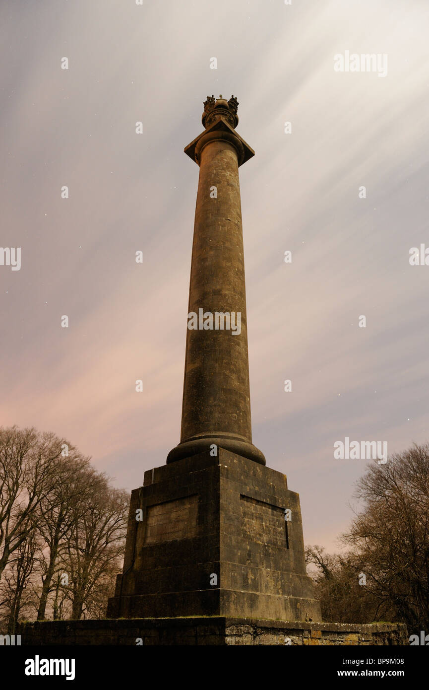 Das Hood-Denkmal, eine Gedenksäule, Sir Samuel Hood, wie die Nacht mit Wolken über Kopf Rauschen im Bild. Butleigh, Somerset. Stockfoto
