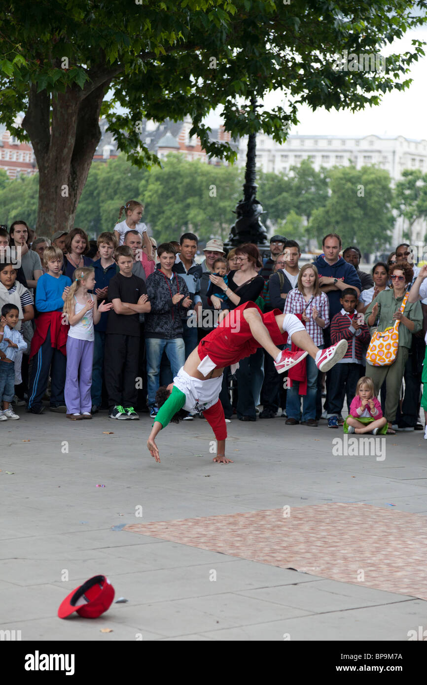 Breakdance Performance, Queen es Walk Southbank, London, UK. Stockfoto