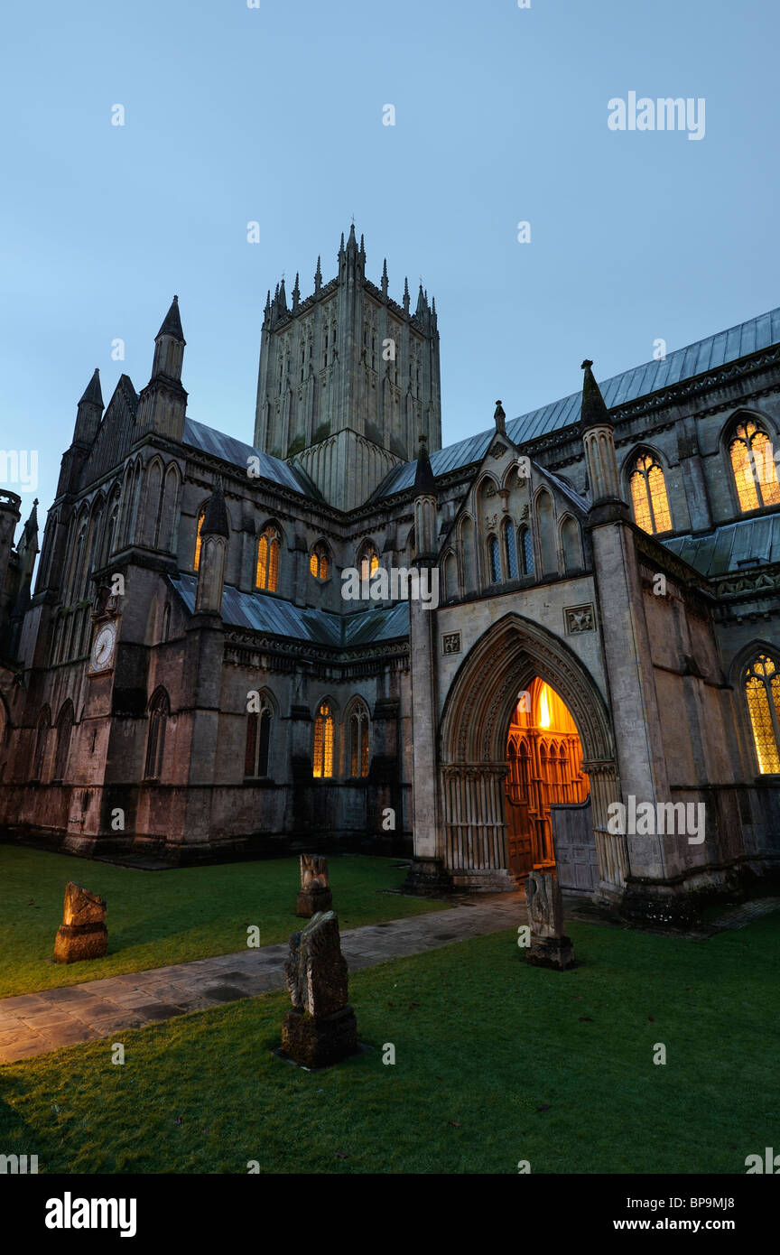 Wells Cathedral nördlichen Querschiff in der Morgendämmerung an einem Wintermorgen. Wells ist die kleinste Stadt Großbritanniens und befindet sich in Somerset. Stockfoto