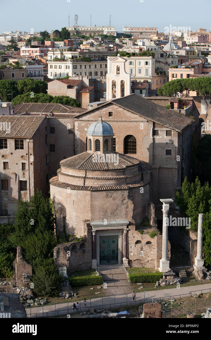 Hohe Boden Auf Rom mit antiken Tempel als Vordergrund Ein modernes Gebäude im Hintergrund Stockfoto