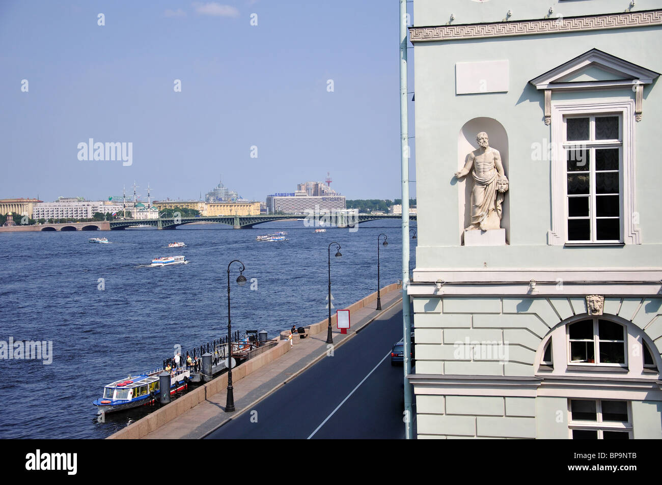 Blick über den Fluss Newa aus Nordwest-Region, Russland, Sankt Petersburg, Eremitage, Zayachy Insel Stockfoto