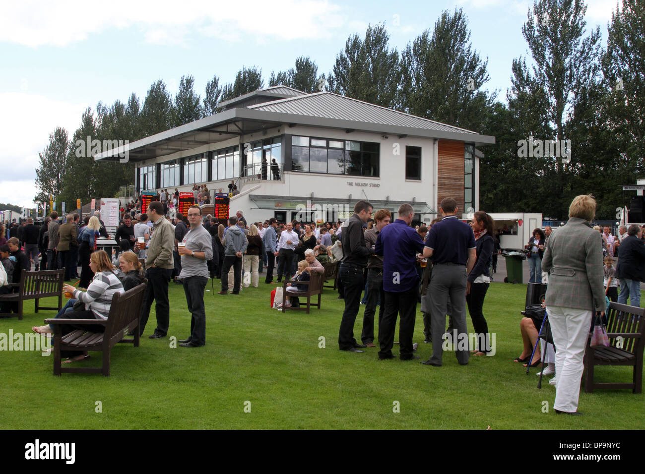 Die überfüllte Haupttribüne der Racegoers am Samstag, den 21. August, Perth 800 Race Day, Schottland, Großbritannien Stockfoto