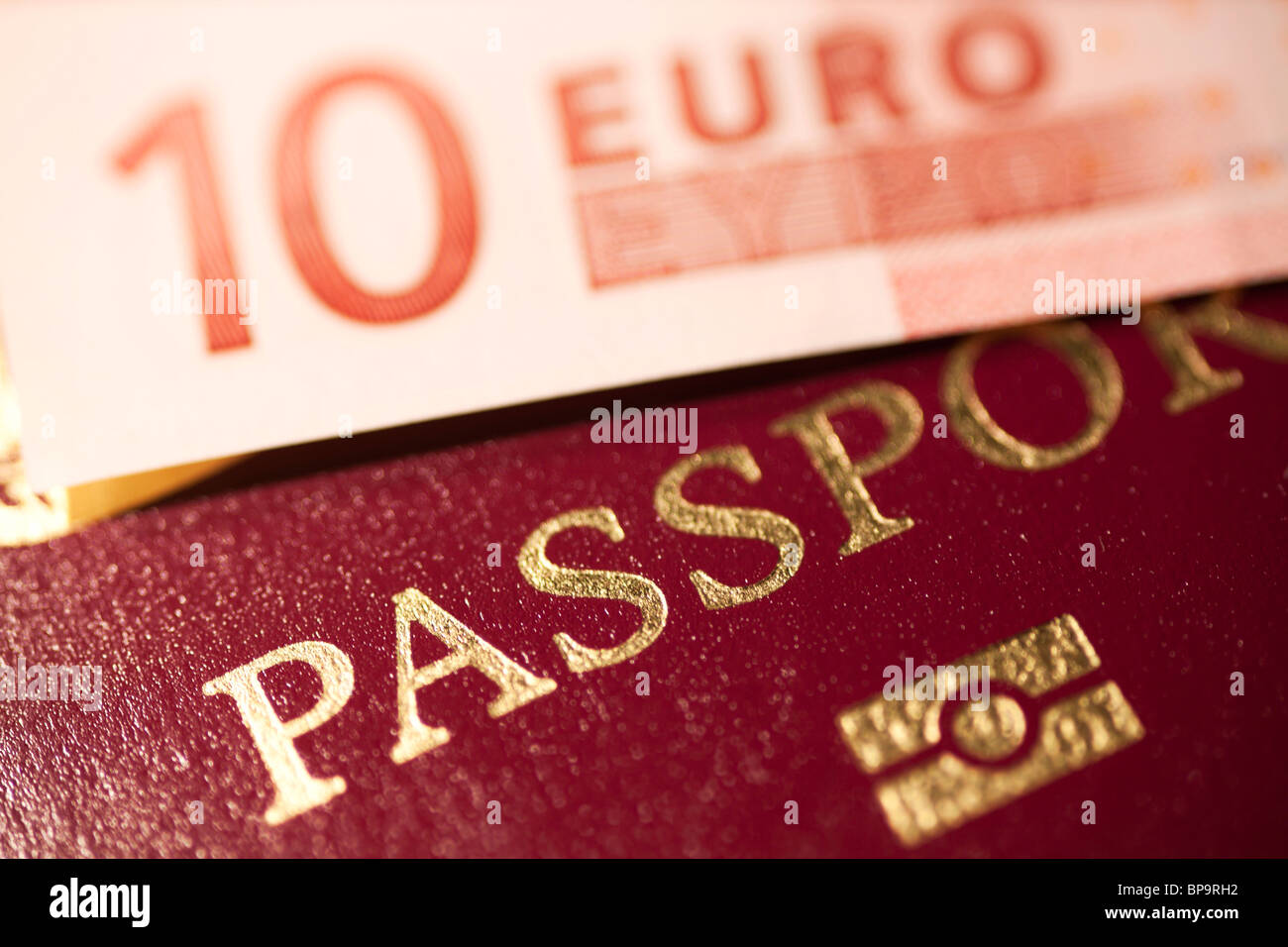 Reisepass mit einer 10-Euro-Schein an der Spitze Stockfoto
