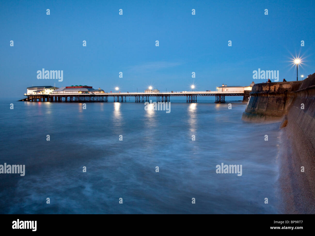 Cromer Pier in der Abenddämmerung auf der Küste von Norfolk Stockfoto