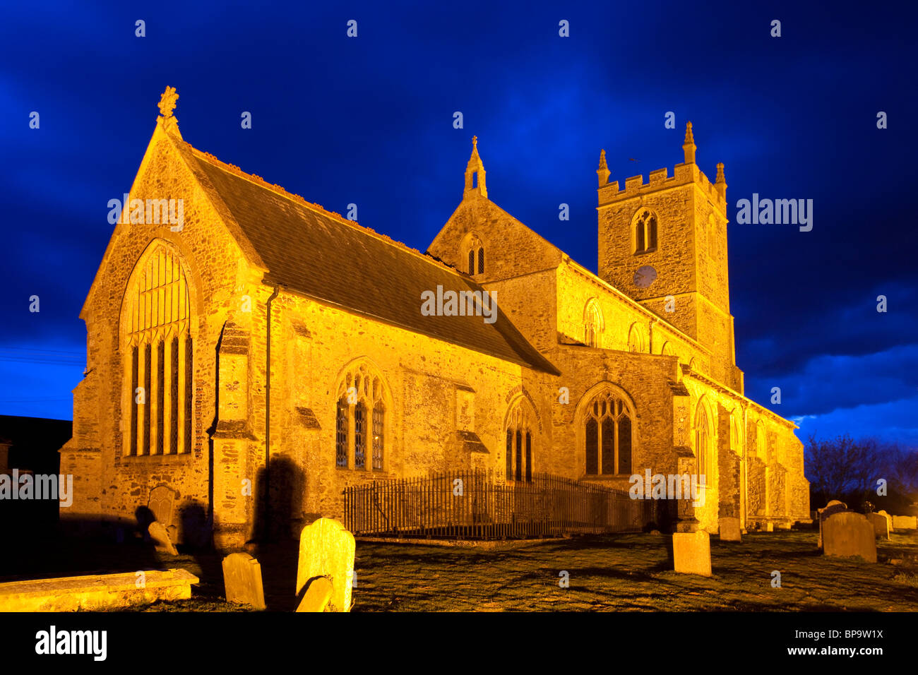 Allerheiligen Kirche, Ost Winde beleuchtet in der Nacht in Norfolk Stockfoto