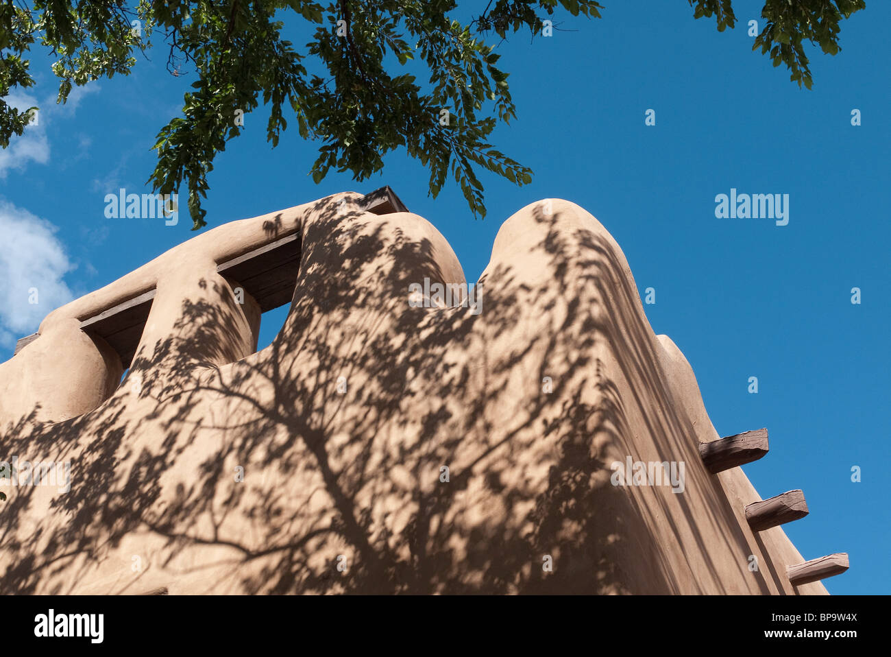 Traditionelle Architektur der Südwesten der USA mit einem architektonischen Detail, vom Boden blickte zum Himmel, der ein adobe Stockfoto