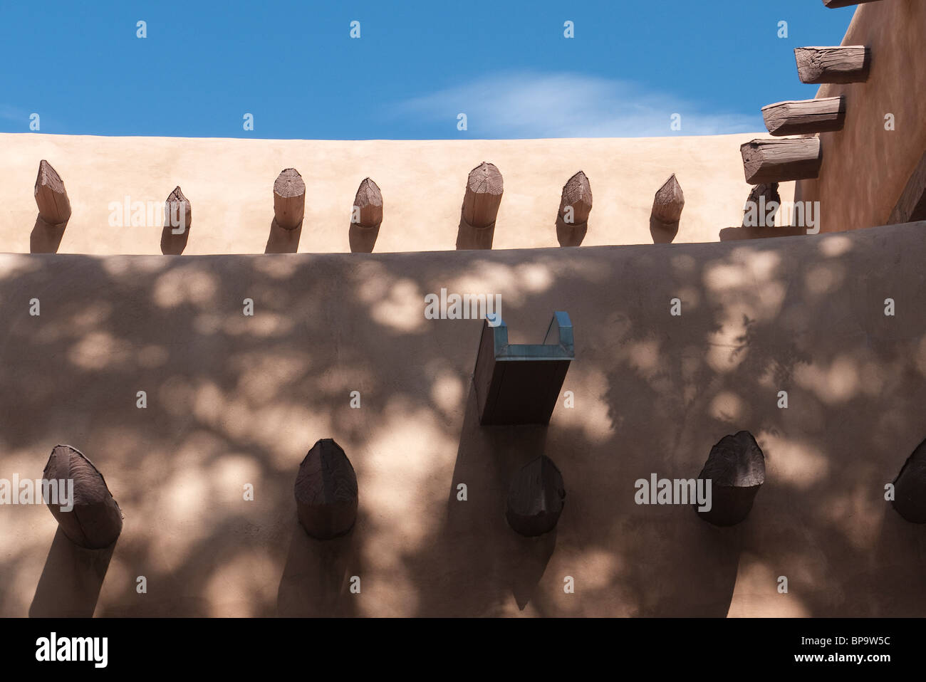 Traditionelle südwestlichen Architektur von einem Adobe Gebäude mit drei Reihen von Vigas. Stockfoto